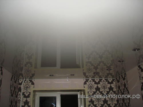 Глянцевый натяжной потолок ПВХ белый в комнате