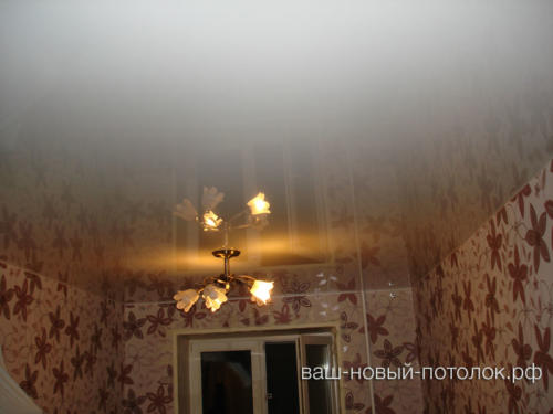 Глянцевый натяжной потолок ПВХ белый в комнате