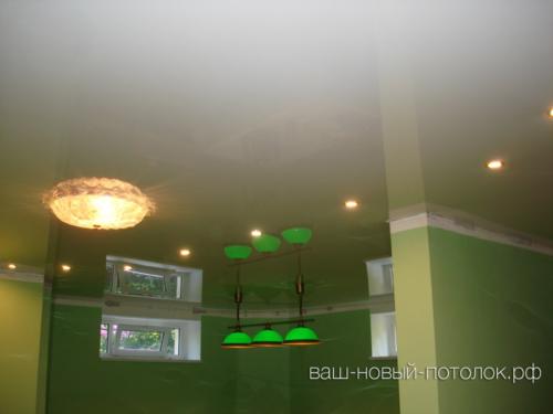 Глянцевый белый натяжной потолок со швом