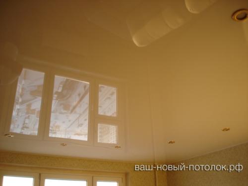 Глянцевый натяжной потолок ПВХ белый в комнате