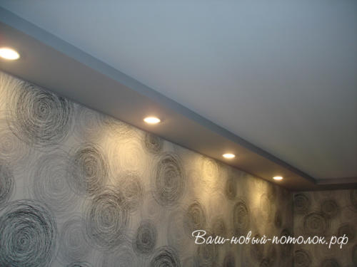 Глянцевый потолок со светильниками, 18м2.