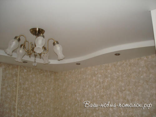 Двухуровневый натяжной потолок в комнате; 17400р