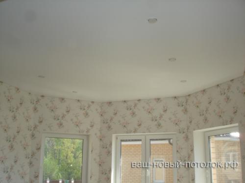 Натяжной потолок ПВХ матовый, в комнате 17,8м2; стоимость 13200р