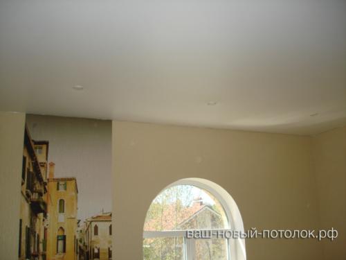 Натяжной потолок ПВХ матовый, в комнате 18м2, 9 светильников