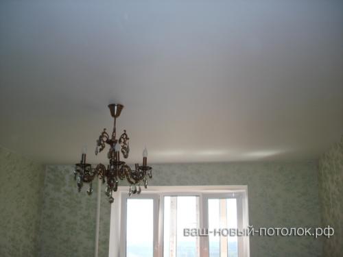 Натяжной потолок ПВХ, матовый, в комнате 21м2; стоимость 14450р