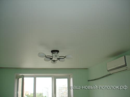 Натяжной потолок ПВХ матовый в комнате 16м2