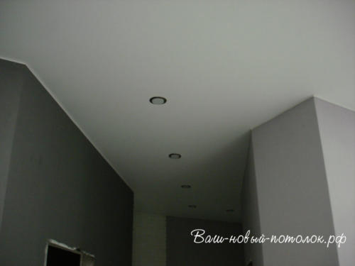Натяжной потолок ПВХ матовый в коридоре