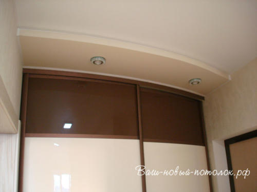 Натяжной потолок с цветным полотном в коридоре