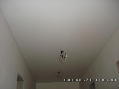 Натяжной потолок бесшовный в коридоре