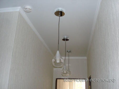 Натяжной потолок ПВХ белый матовый в коридоре с изгибом