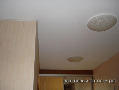 Натяжной потолок в коридоре 6 м2, 3 люстры