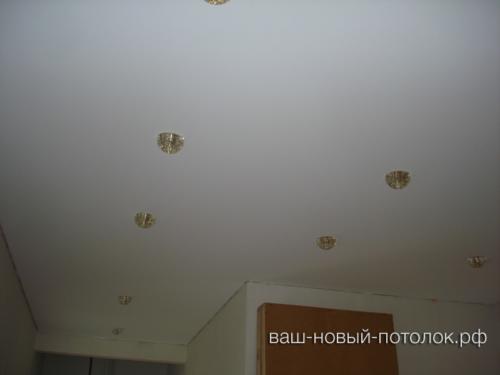 Тканевый натяжной потолок Descor белый, теплый в коридоре