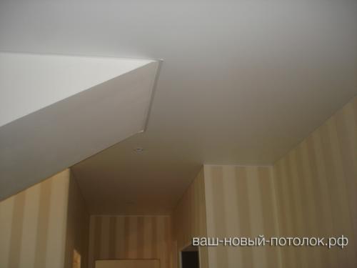 Натяжной потолок в коридоре, обход лестницы, 8 доп. углов