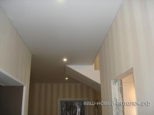 Натяжной потолок в коридоре, обход лестницы