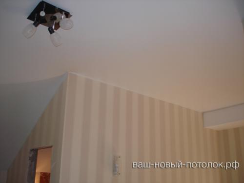 Натяжной потолок в коридоре, обход лестницы