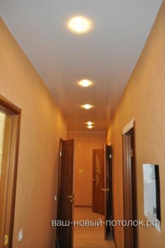 Натяжной потолок ПВХ, белый, глянец, встроенные светильники