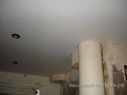 Натяжной потолок в коридоре обход нестандартных труб