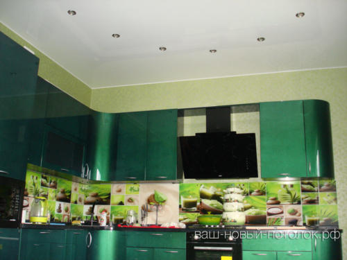 Глянцевый белый натяжной потолок на кухне