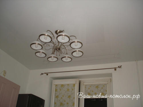 Глянцевый натяжной потолок на кухне 12м2. Стоимость 8200р