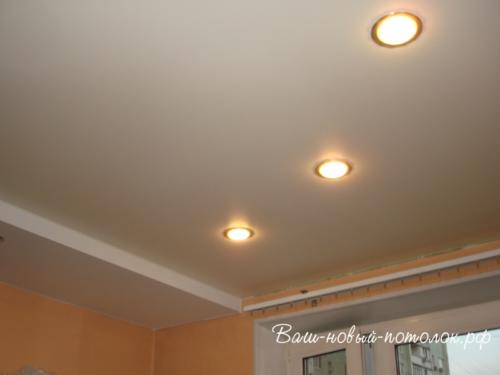 Кухня 9м2, 2-х уровневый потолок, сатин бежевый+матовый; 19800р