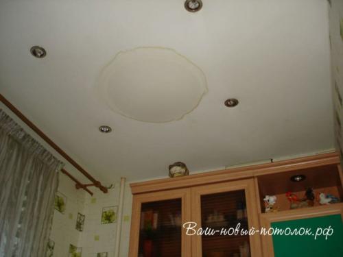 Залив на тканевом натяжном потолке на кухне