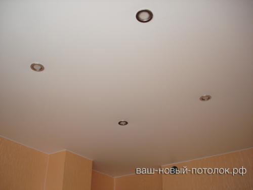 Натяжной потолок ПВХ матовый, встроенные светильники