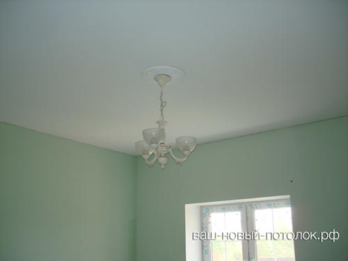 Матовый натяжной потолок в комнате 22м2