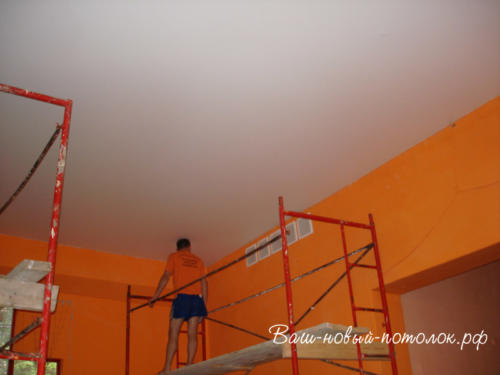 Монтаж бесшовного потолка размером 6*6.3