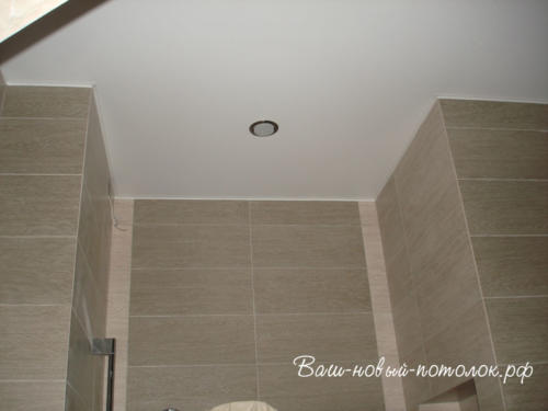 Белый ПВХ потолок в ванной комнате
