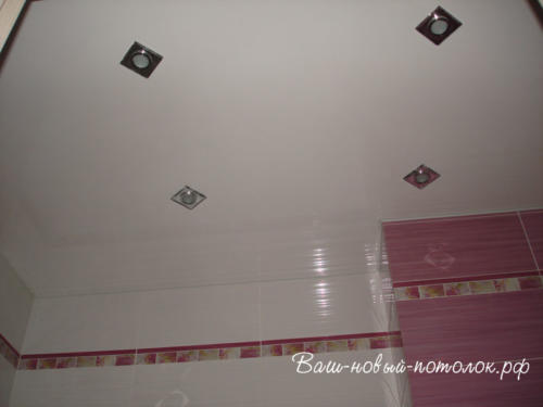 Глянцевый потолок со светильниками
