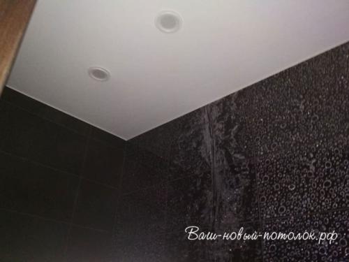 Белый натяжной потолок в ванной