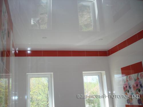 Натяжной потолок ПВХ глянец в ванной 12м2, 6 светильников