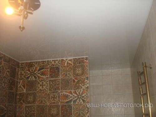 Натяжной потолок в ванной комнате в загородном доме